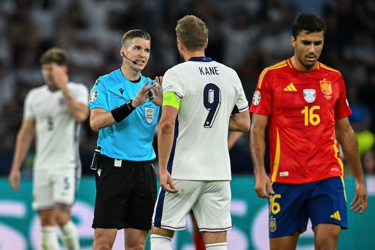 El francés François Letexier (i) en el partido entre España e Inglaterra por la final de la Eurocopa 2024 en el estadio Olímpico, en Berlín, España.