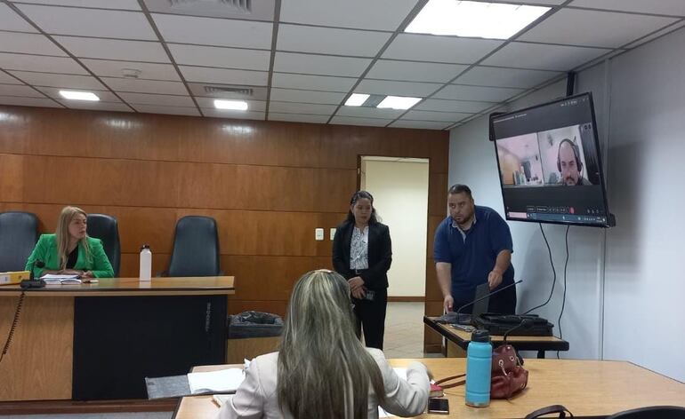 La audiencia preliminar para resolver si el cantante Pablo Benegas afrontará o no juicio oral por supuesto abuso sexual a dos hermanas menores de edad se inició hoy.