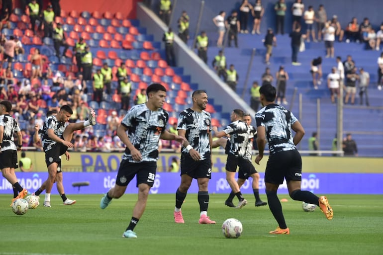 Jugadores de Olimpia sobre el gramado de la Nueva Olla