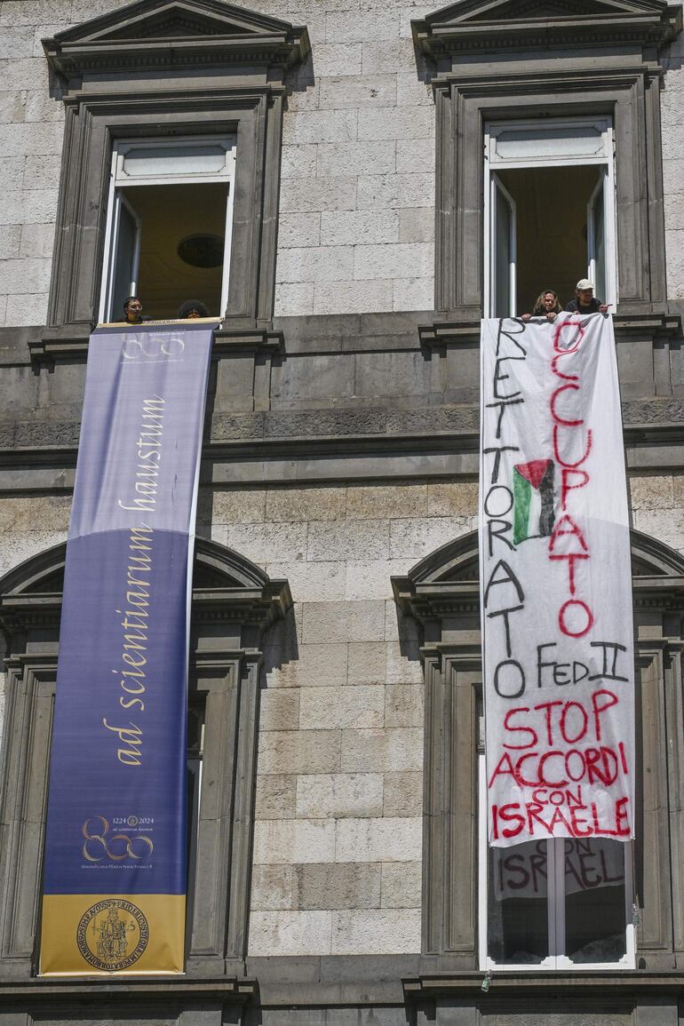 Pancartas de protesta cuelgan en la fachada de la Universidad Federico II, donde la 'Rete Studentesca per la Palestina' (Red de Estudiantes por Palestina) ocupó el rectorado, en Nápoles, Italia. 