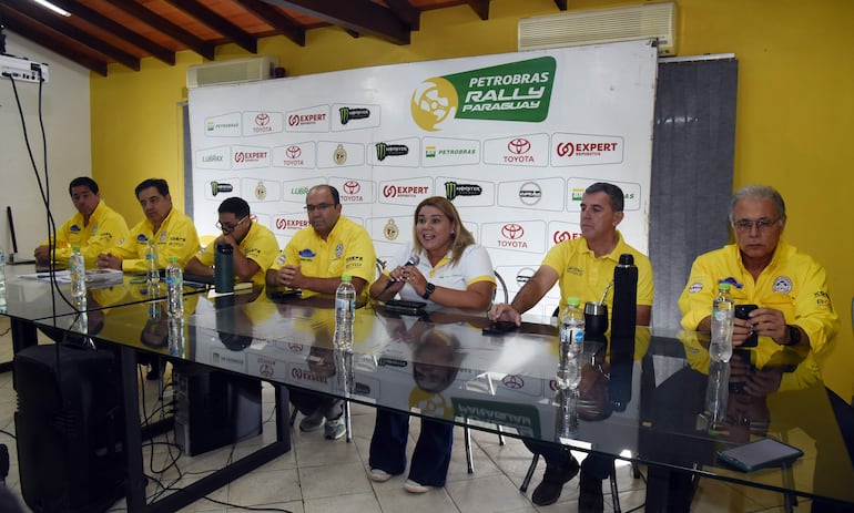 Representantes del Centro Paraguayo y Santaniano de Volantes (CPV-CSV), del auspiciante y de la promotora durante el evento.