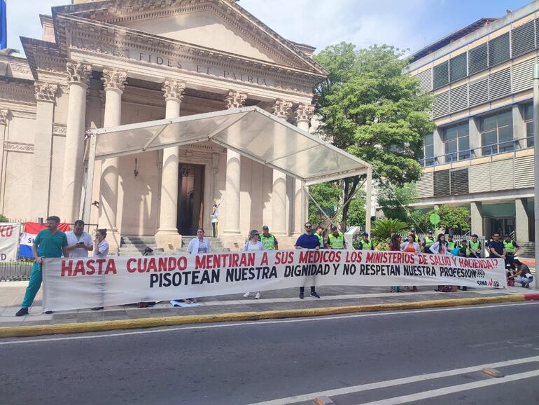 Especialistas aglutinados en el Sindicato Nacional de Médicos protestaron hoy por mejoras salariales frente al Panteón de los Héroes.