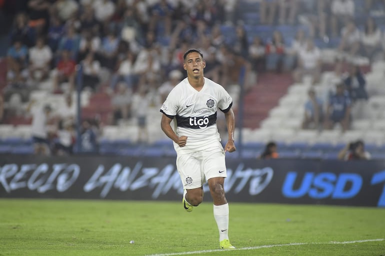 Hugo Benítez de Olimpia celebra un gol la semana pasada, durante un partido de la Serie Río de la Plata contra el Club Nacional de Uruguay en el estadio Gran Parque Central en Montevideo (Uruguay).