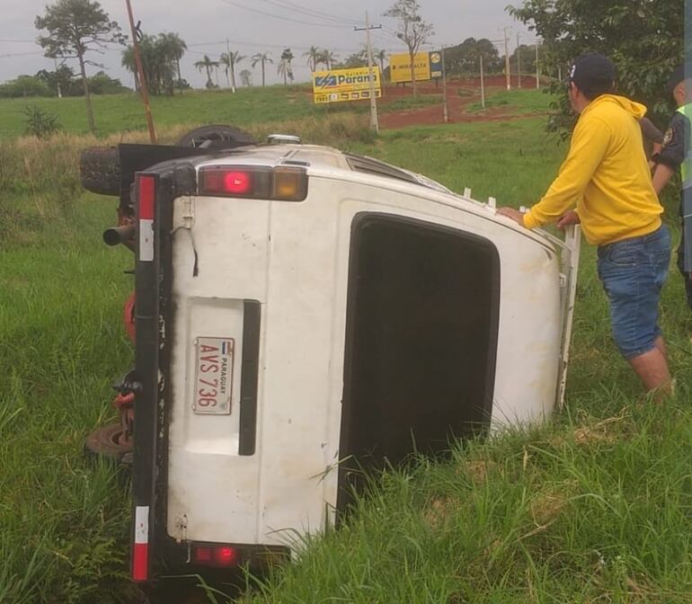 El vehículo quedó volcado al costado de la ruta PY02.