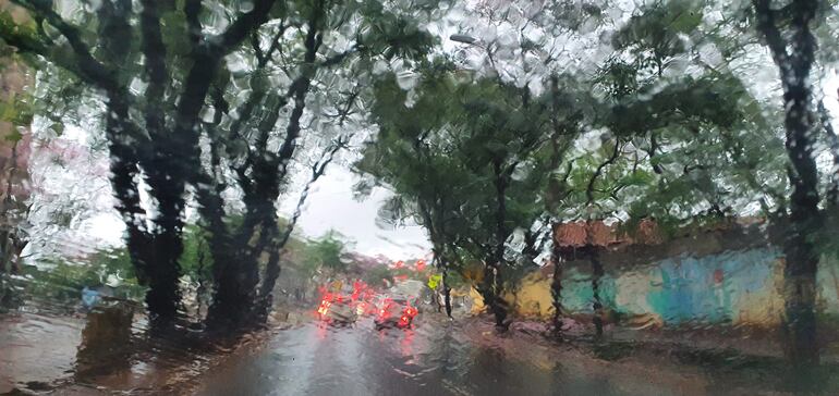 Una mansa lluvia cae en una avenida de Ciudad del Este, departamento de Alto Paraná. (Imagen de referencia).