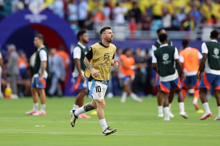 Lionel Messi, jugador de la selección de Argentina, en la entrada en calor para la final de la Copa América 2024. 