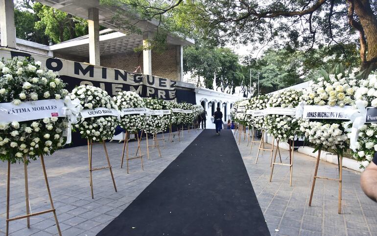 Parte de la impresionante  ofrenda floral que copó ayer no solo uno de los pasillos y corredores de la sede de Olimpia.