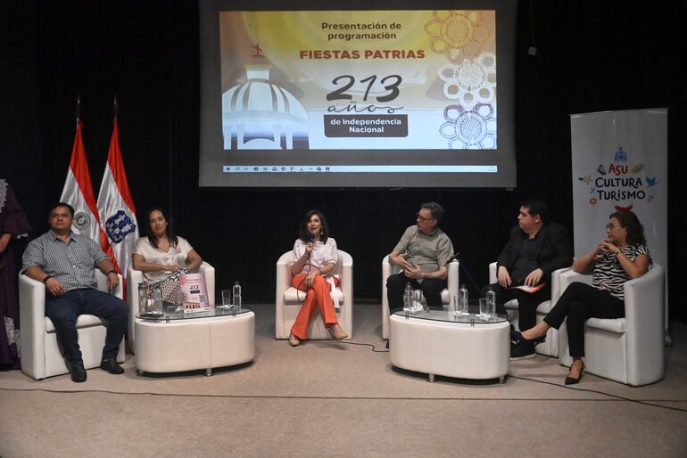 Las autoridades durante la presentación del calendario.