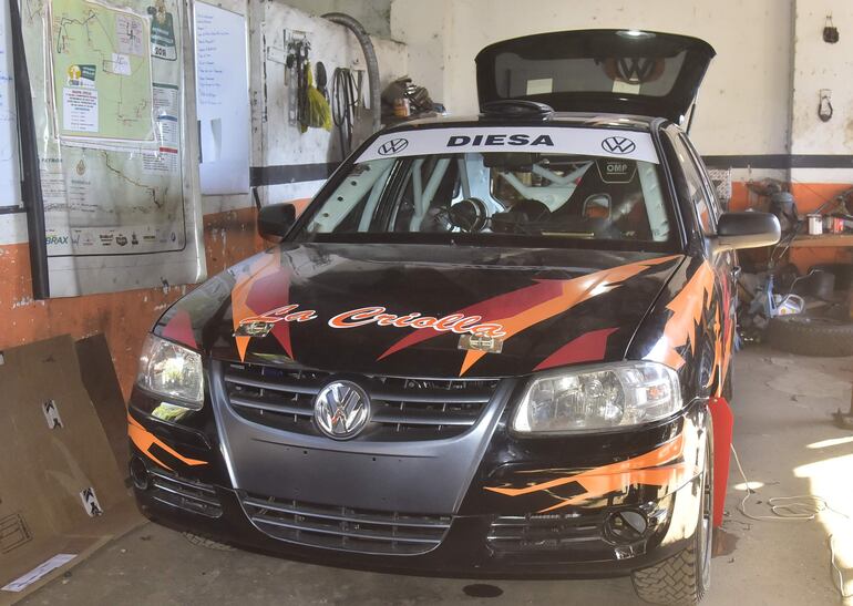 Fase final de la preparación del VW Gol 1.6 de Víctor Ruiz Díaz y Emilio Mura.