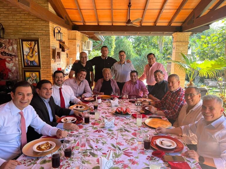 Santiago Peña junto al equipo político de Honor Colorado.