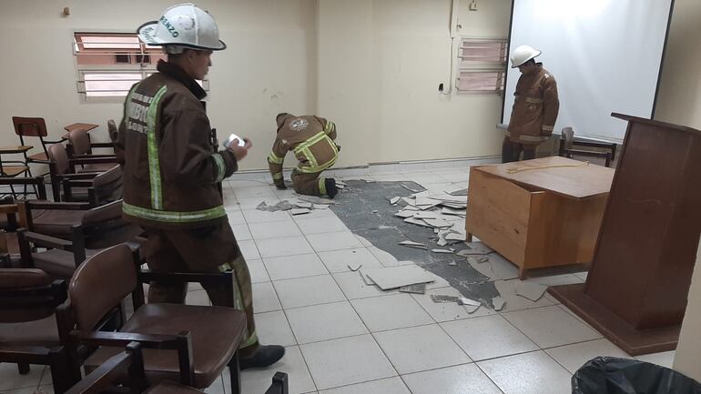 Los bomberos verificaron la zona donde se dio el percance para emitir un informe de lo sucedido.