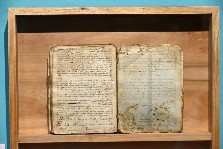 Este manuscrito cuyo último dueño fuera un interno del Seminario Franciscano es uno de los objetos más antiguos expuestos en el museo. Data de 1802.