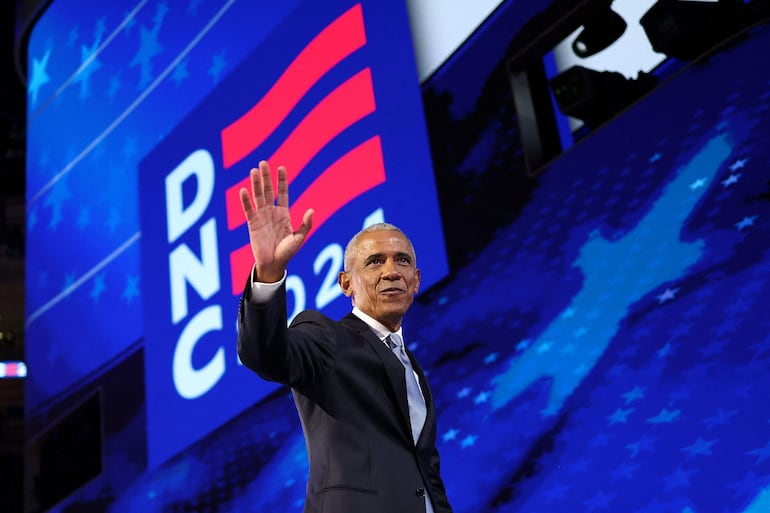 El expresidente estadounidense Barack Obama hace gestos mientras sale del escenario después de hablar en el segundo día de la Convención Nacional Demócrata (DNC) en el United Center en Chicago, Illinois.