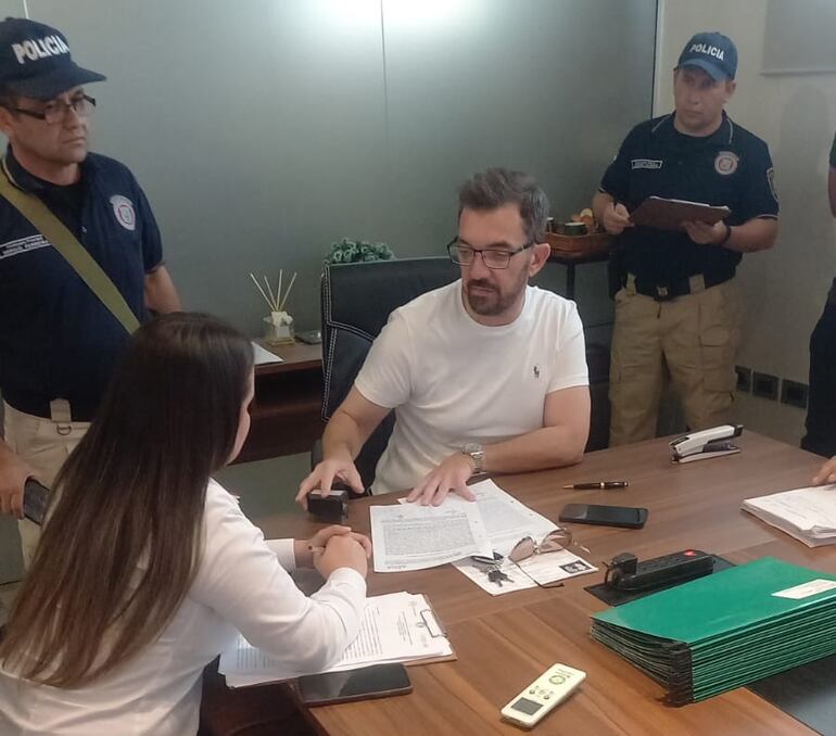 Fabiano Jose Faria, actualmente procesado por supuesta estafa, durante el allanamiento a su inmobiliaria La Fortuna, realizado el sábado pasado en Asunción. El brasileño fue detenido por orden del fiscal Pablo Zárate.