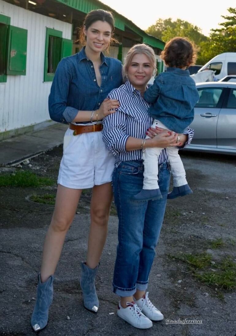 Nadia Ferreira y Ludy Ferreira con Marquito en brazos. (Captura de la historia de Instagram de Ludy Ferreira)