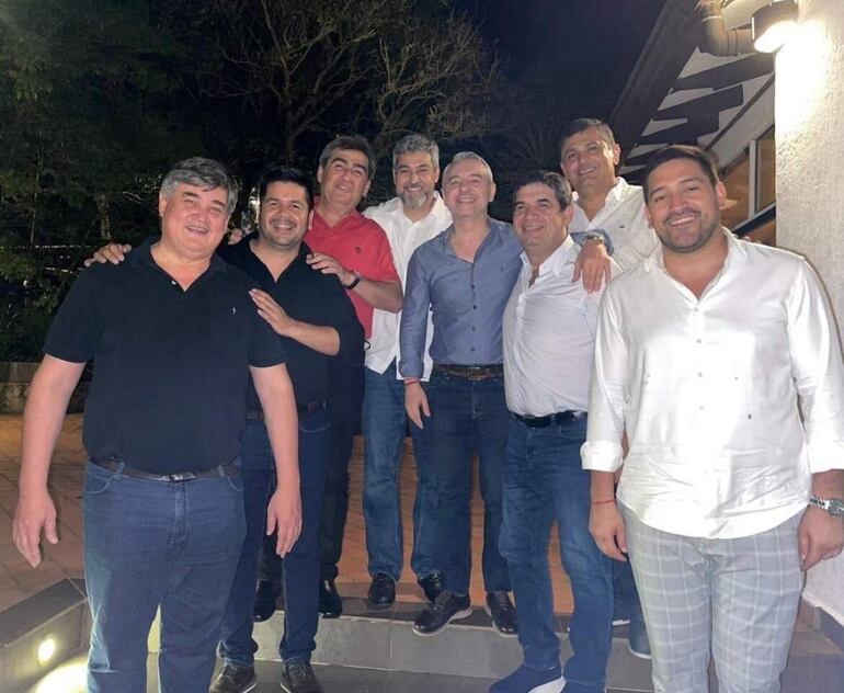 Los que se quedan en Fuerza Republicana (de izq. a der.): Luis "Tiki" González Vaesken, "Juanchi" Maciel, Roberto González, Mario Abdo Benítez, Daniel Centurión, Hugo Velázquez, Édgar Olmedo y Mauricio Espínola.