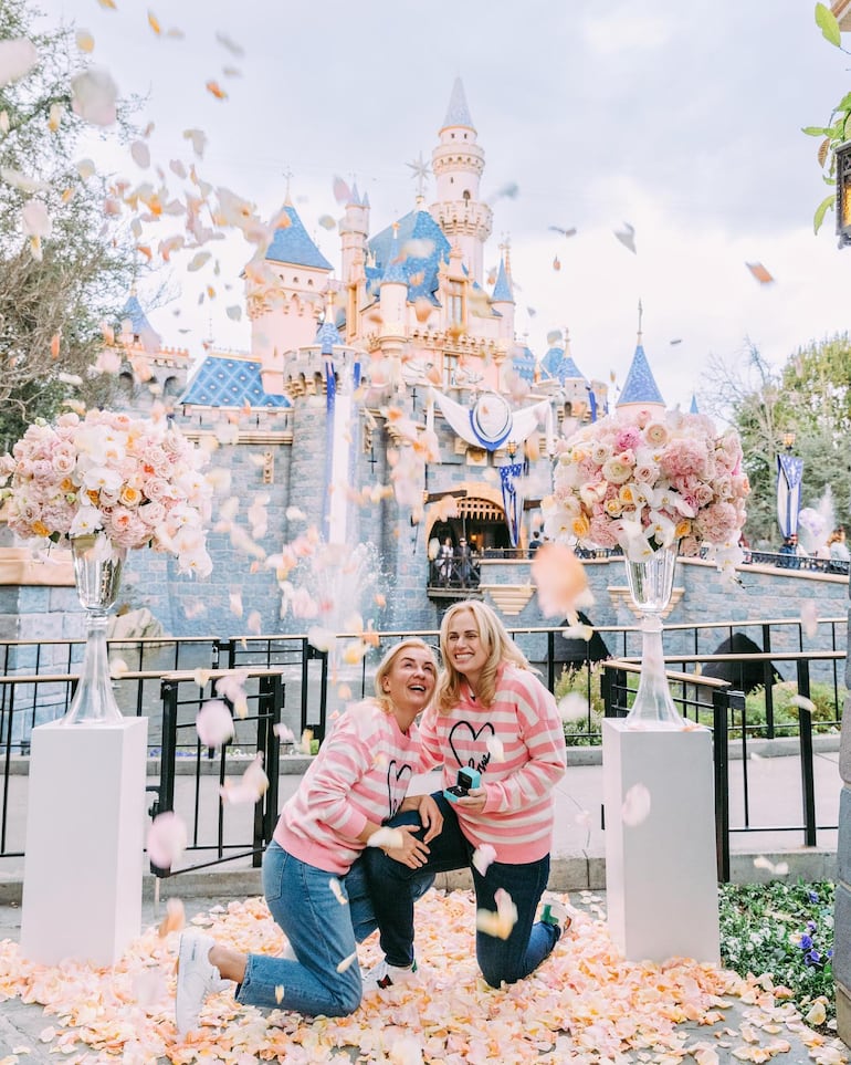 Rebel Wilson y Ramona Agruma se comprometieron en Disneyland. (Instagram/Rebel Wilson)