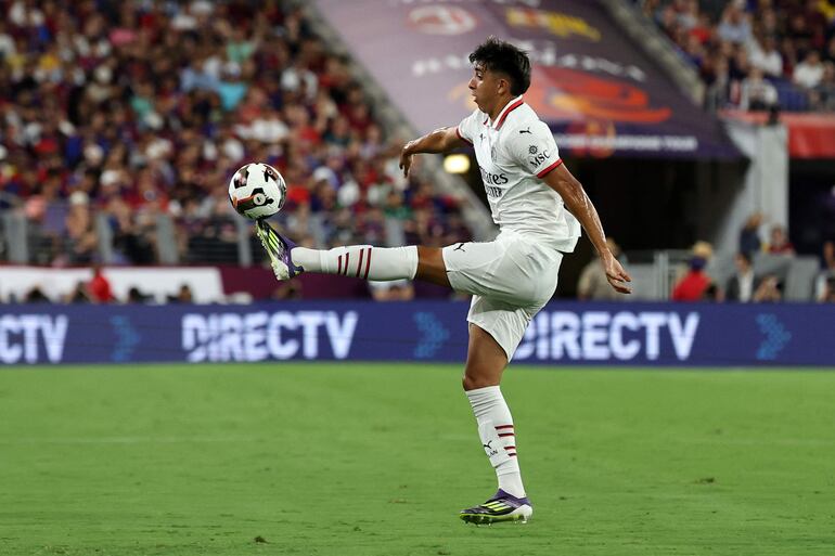 BALTIMORE, MARYLAND - AUGUST 06: Hugo Cuenca of AC Milan drives the ball during a Pre-Season Friendly match between FC Barcelona and AC Milan at M&T Bank Stadium on August 06, 2024 in Baltimore, Maryland.   Scott Taetsch/Getty Images/AFP (Photo by Scott Taetsch / GETTY IMAGES NORTH AMERICA / Getty Images via AFP)