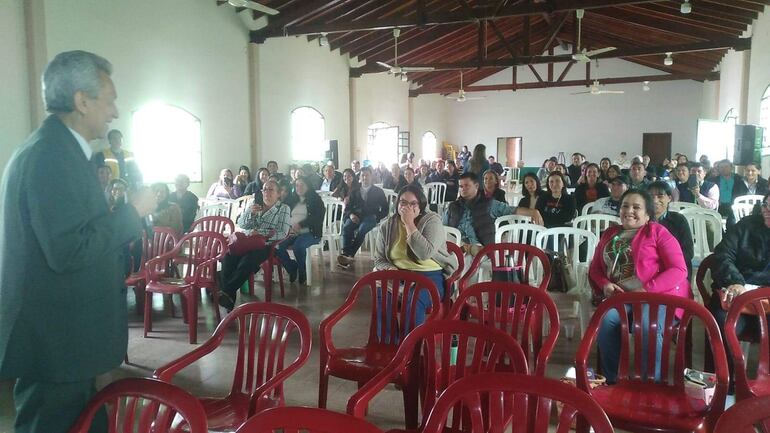 Ramón Silva hablando del guaraní en el aula actual.