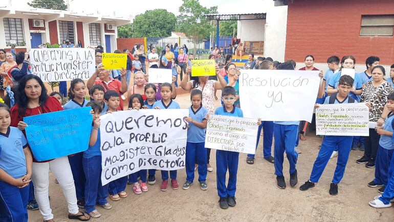 Padres y alumnos toman escuela para pedir que encargada de despacho sea designada como directora