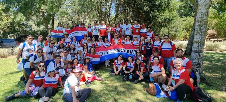 Jóvenes paraguayos en Lisboa con el papa Francisco.