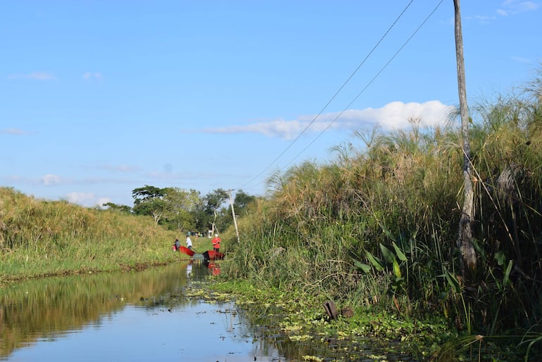 Cruzar el canal de agua de 850 metros es una aventura que invita a llegar hasta la isla.