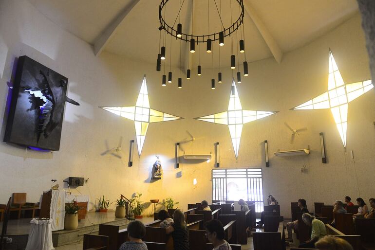 La iglesia de la Crucecita en Sajonia espera a los participantes del tour por el emblemático barrio.