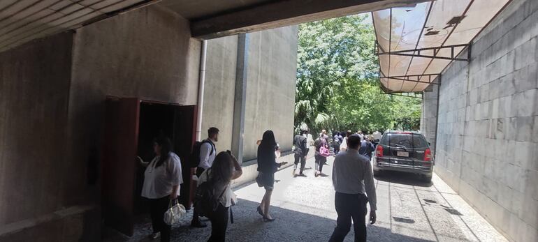 Momento en el que funcionarios del Poder Judicial evacuaron el edificio tras la alerta por amenaza de bomba realizada a través de una llamada.