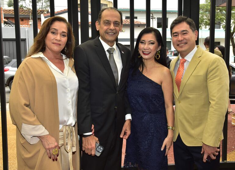 Mariela de Barchini,  Ángel Ramón Barchini, ministro de Justicia; Silvia Morimoto y Rodrigo Morimoto.