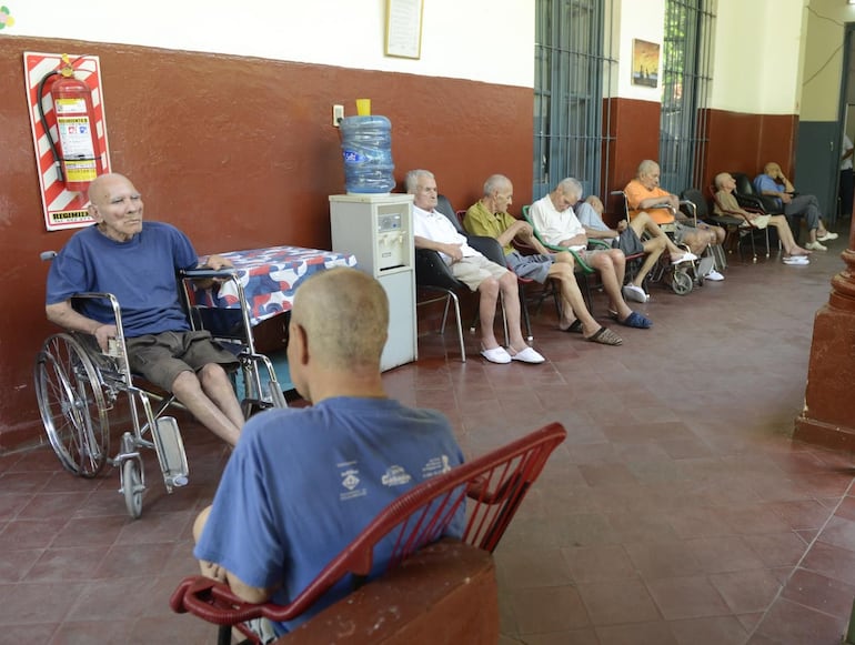 En el hogar conviven 92 ancianos, algunos completamente abandonados por sus familias.