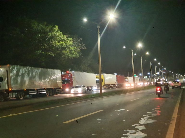 Larga fila de camiones se forma sobre la ruta PY02, sentido Paraguay-Brasil.