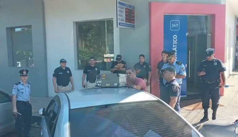 El Operativo Policial se realizó frente a un conocido banco que se ubica frente a la Plaza Teniente Fariña.