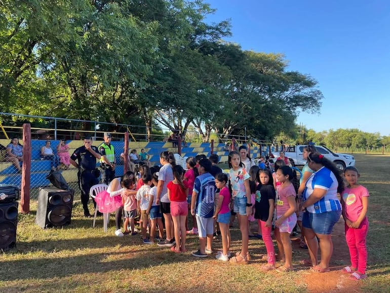 Desde la Dirección de Policía del departamento de Misiones en conjunto con los jefes y subjefes entregan juguetes a niños por el día de los Reyes Magos.