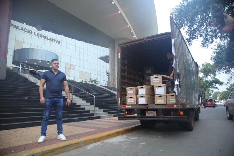 El intendente de Ciudad del Este, Miguel Prieto (YoCreo) llevó a la Cámara de Senadores 160 cajas de documentos en respuesta a un pedido de informes requerido por el senador Basilio "Bachi" Núñez (ANR, HC).