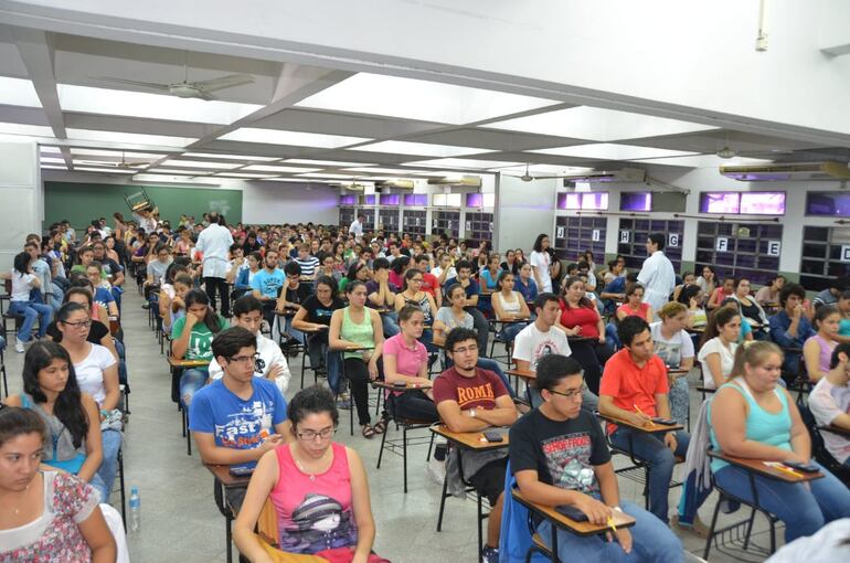 Postulantes a uno de los exámenes de ingreso para la carrera de Medicina estuvieron ansiosos en sus lugares.