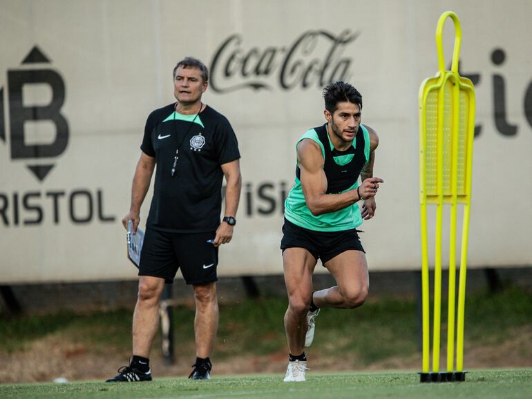 Diego Aguirre, entrenador de Olimpia, e Iván Torres.