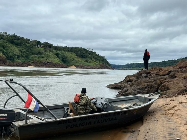 Agentes de la Armada en el operativo de búsqueda en el río Paraná.