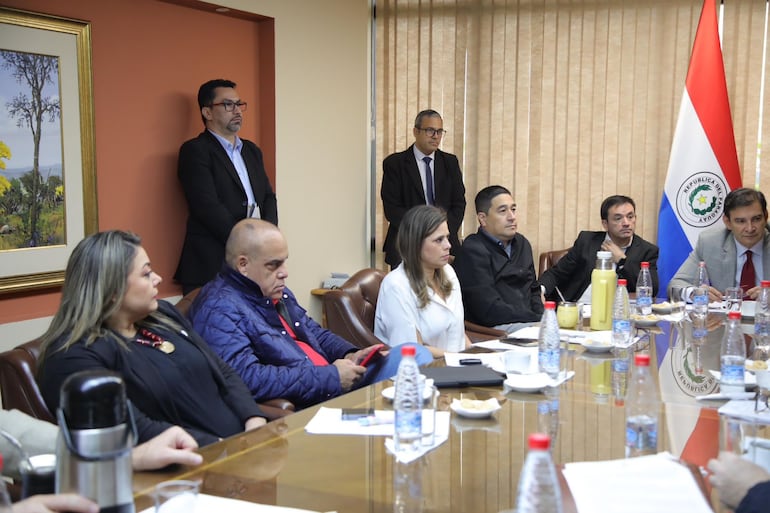 El líder de la bancada cartista Basilio "Bachi" Núñez (ANR, HC) en la mesa directiva del Senado. En dicha reunión hablaron sobre su eventual sanción.