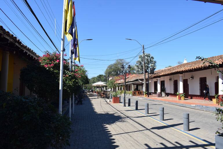 En la peatonal fueron habilitados cafeterías, lomiterías, un restaurante y heladerías.