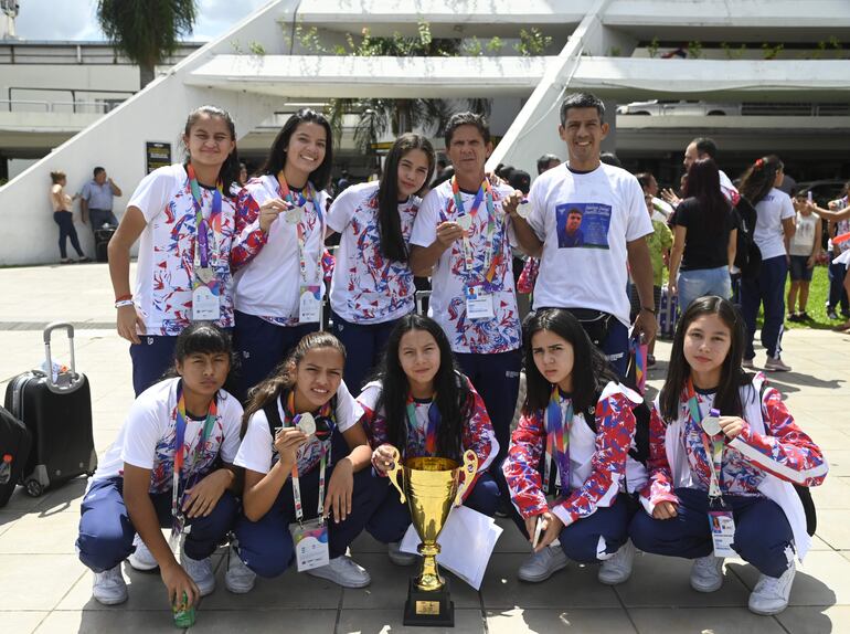 Las chicas de futsal juntas a su arribo a nuestro país, las niñas también se anotaron al medallero con plata.