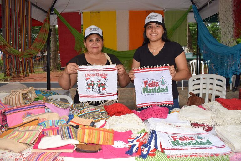 Las artesanas de Carapeguá, Blanca Fernández y Monserrat Pereira, llegaron solas sin acompañamiento de sus autoridades municipales para participar de la feria departamental en Paraguarí.