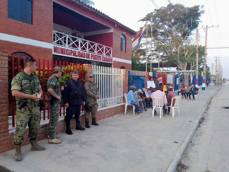 Uniformados policiales acompañan a los manifestantes frente a la Municipalidad de Puerto Casado.