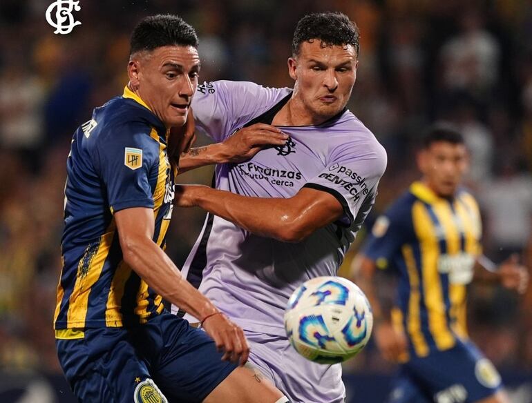 Facundo Bruera (d) en acción en el partido que Barracas Central le ganó a Rosario Central.