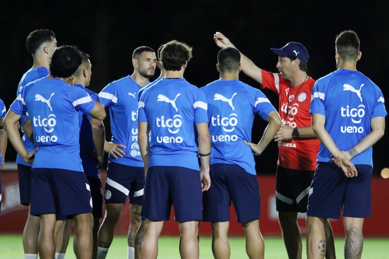 El argentino Daniel Garnero, técnico de la selección paraguaya, conversa con los jugadores en un entrenamiento del combinado nacional en el CARDE, en Ypané.