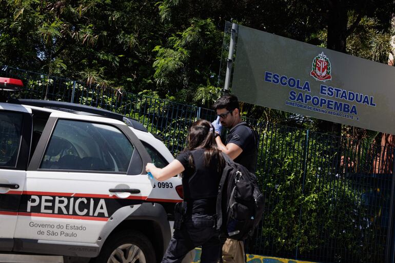 Agentes policiales controlan el ingreso a una escuela pública donde se ha presentado un tiroteo hoy, en Sao Paulo (Brasil).  (EFE)