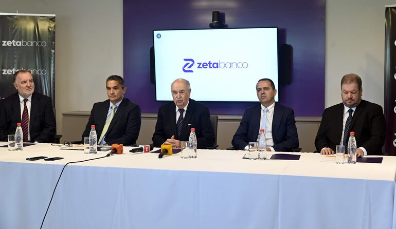 El presidente de Zeta Banco, Esc. Luis María Zubizarreta (centro) rodeado de los directores Hugo Ubeda, Hugo Martínez, John Matthias y Enrique Castillo.