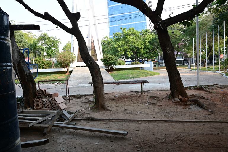 Ni siquiera la plaza de las Américas, en plena avenida Mariscal López, es cuidada por la Municipalidad de Asunción.