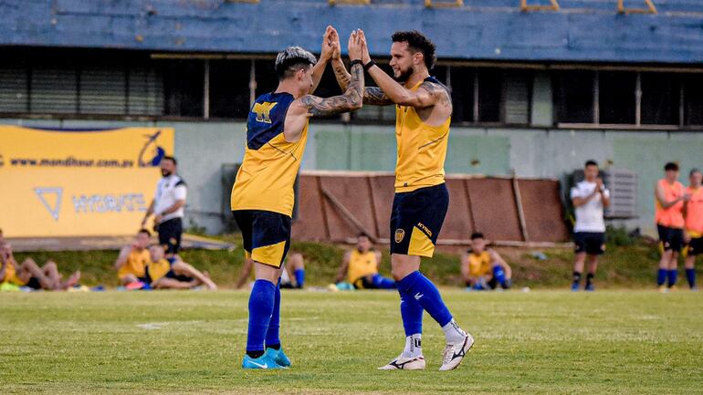 Celebración de Rodrigo Alborno (derecha) con Lautaro Comas en Luqueño.