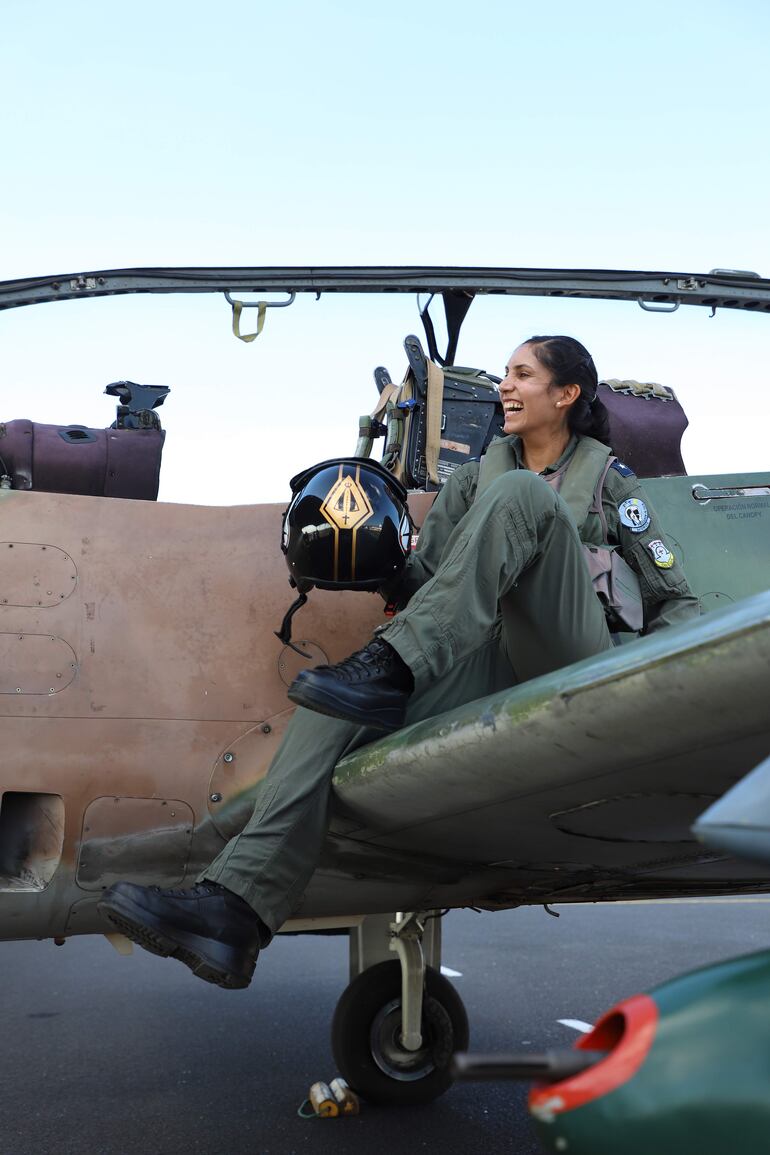 "A mí me emocionan mucho las acrobacias en el aire, también el área operacional, las misiones de combate. Tenemos varias misiones que realiza el piloto de caza y para mí es también un orgullo”, refiere la piloto de combate Cynthia Orué.