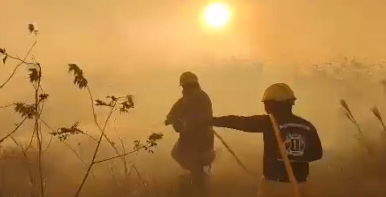 Bomberos combatieron por más de 4 horas el incendio al costado de la ruta Luque Sanber.